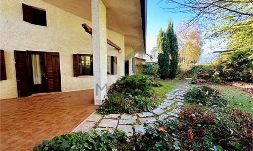 VILLA IMMERSA NEL VERDE