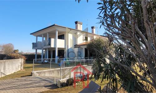 Splendida Villa Bifamiliare a Fontanafredda: Spazi Generosi e Comfort Moderno