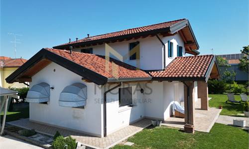Villa di Pregio a Pasiano: Efficienza Energetica e Comfort nel Verde