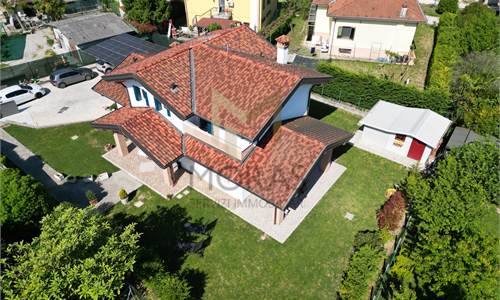 Villa di Pregio a Pasiano: Efficienza Energetica e Comfort nel Verde