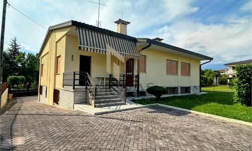 VILLA SINGOLA CON GRANDE GIARDINO A DUE PASSI DAL CENTRO