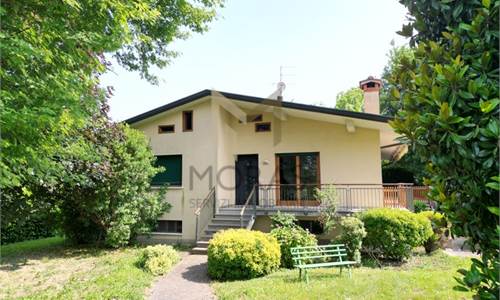 🏡 Villa ristrutturata con ampio giardino piantumato