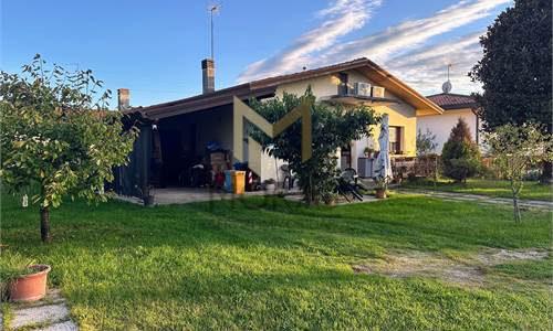 Casetta singola con ampio giardino e fotovoltaico